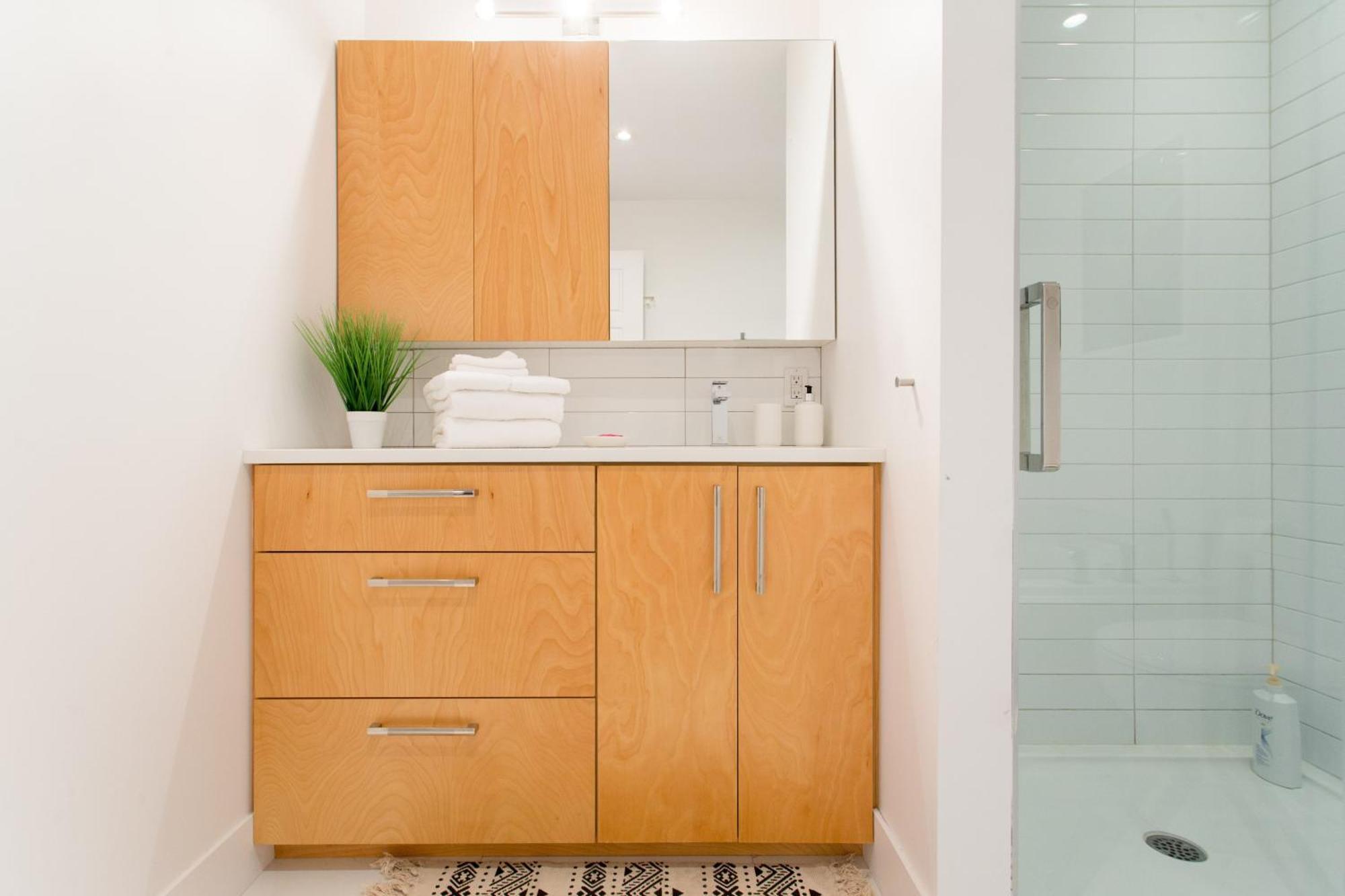 Hip, Stylish Apartment In Little Italy By Den Stays A Montreal Bilik gambar