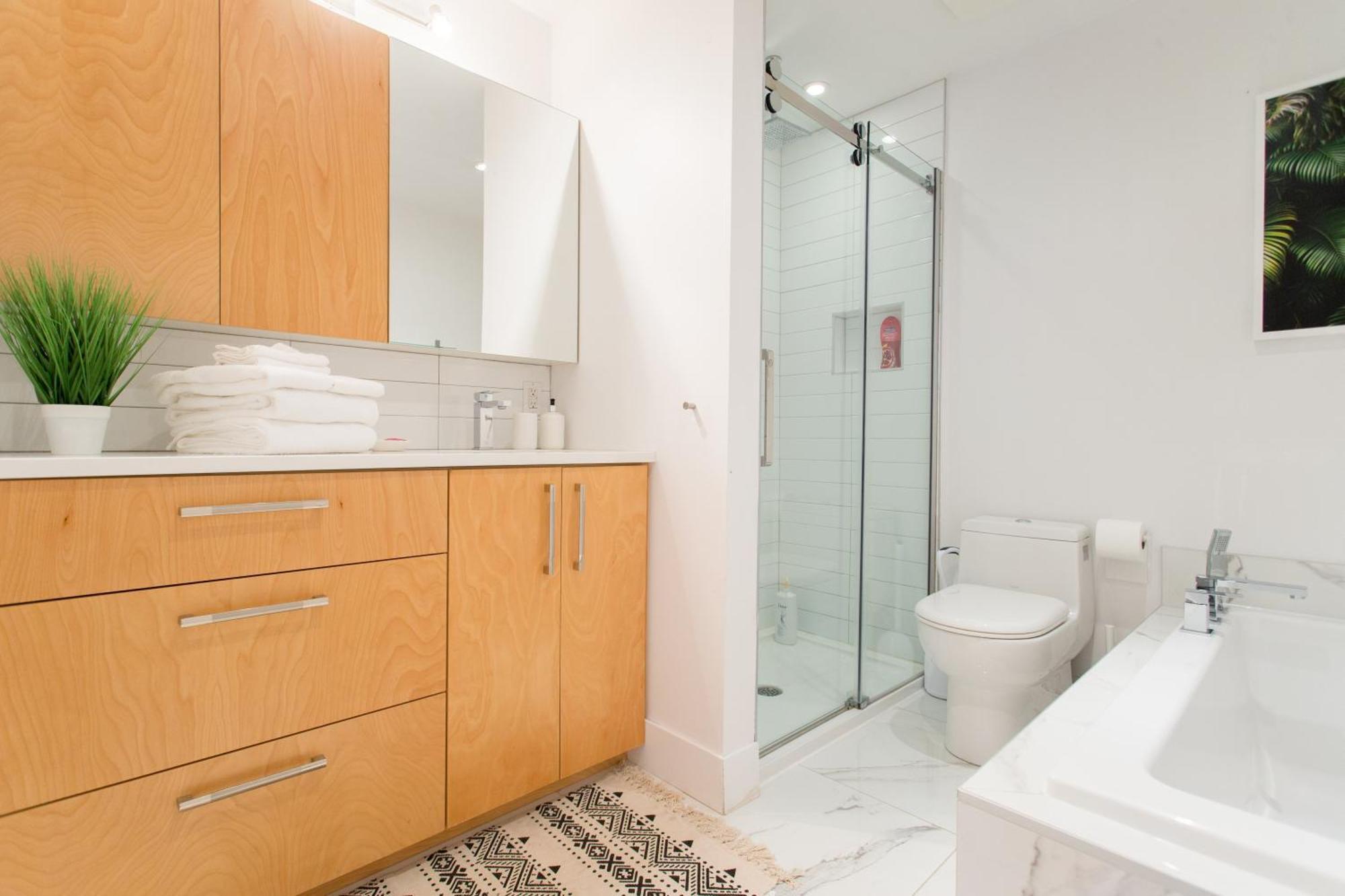 Hip, Stylish Apartment In Little Italy By Den Stays A Montreal Bilik gambar