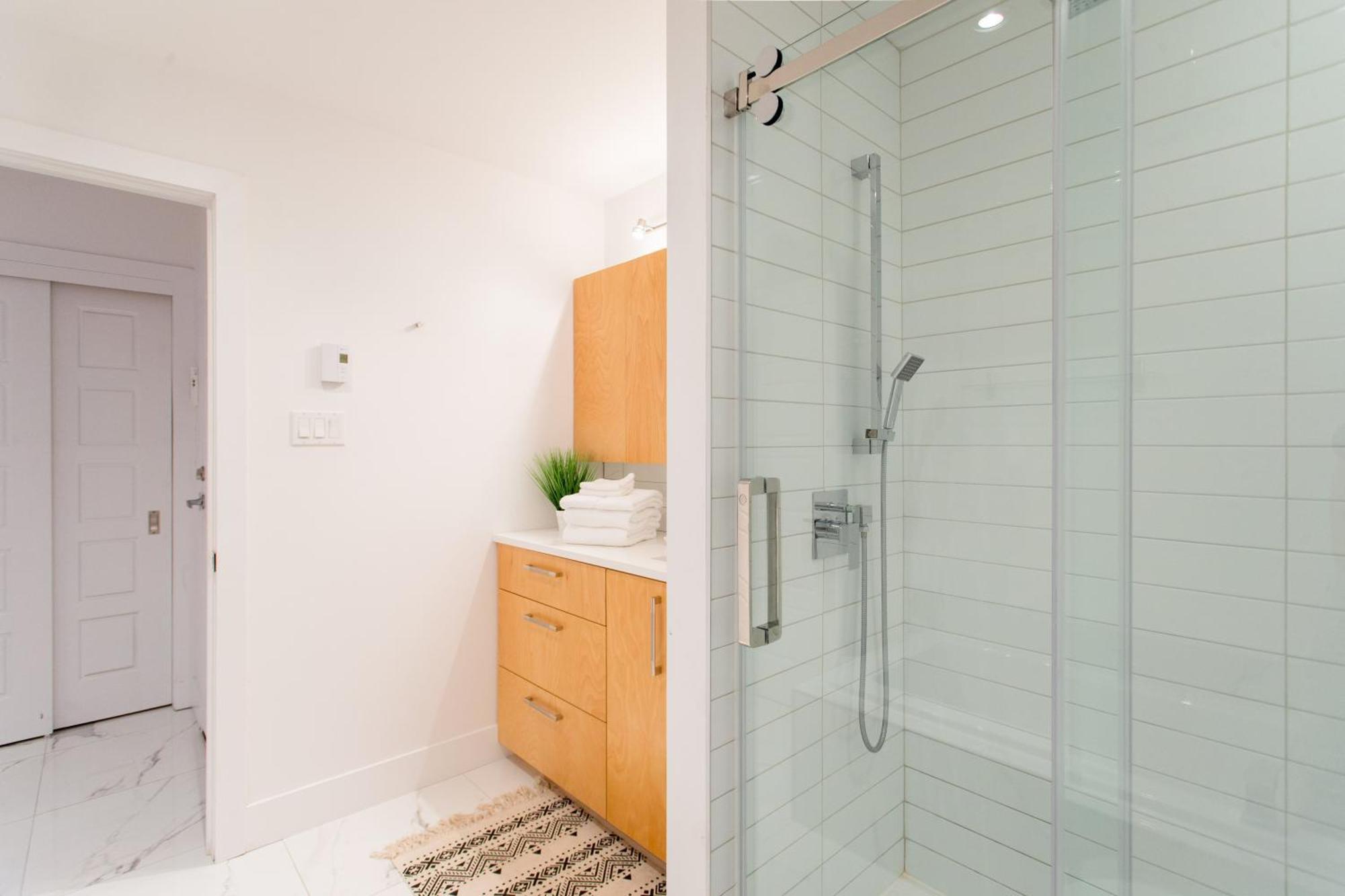 Hip, Stylish Apartment In Little Italy By Den Stays A Montreal Bilik gambar