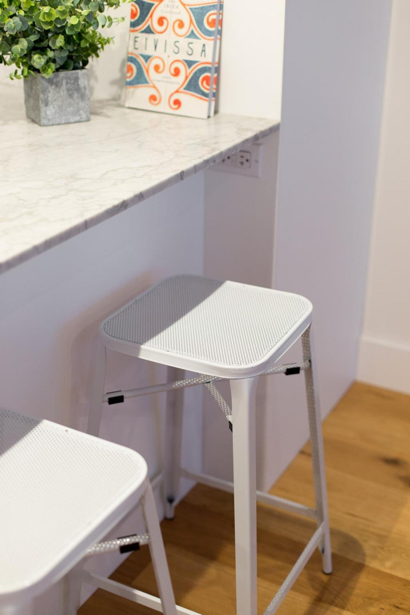 Hip, Stylish Apartment In Little Italy By Den Stays A Montreal Bilik gambar