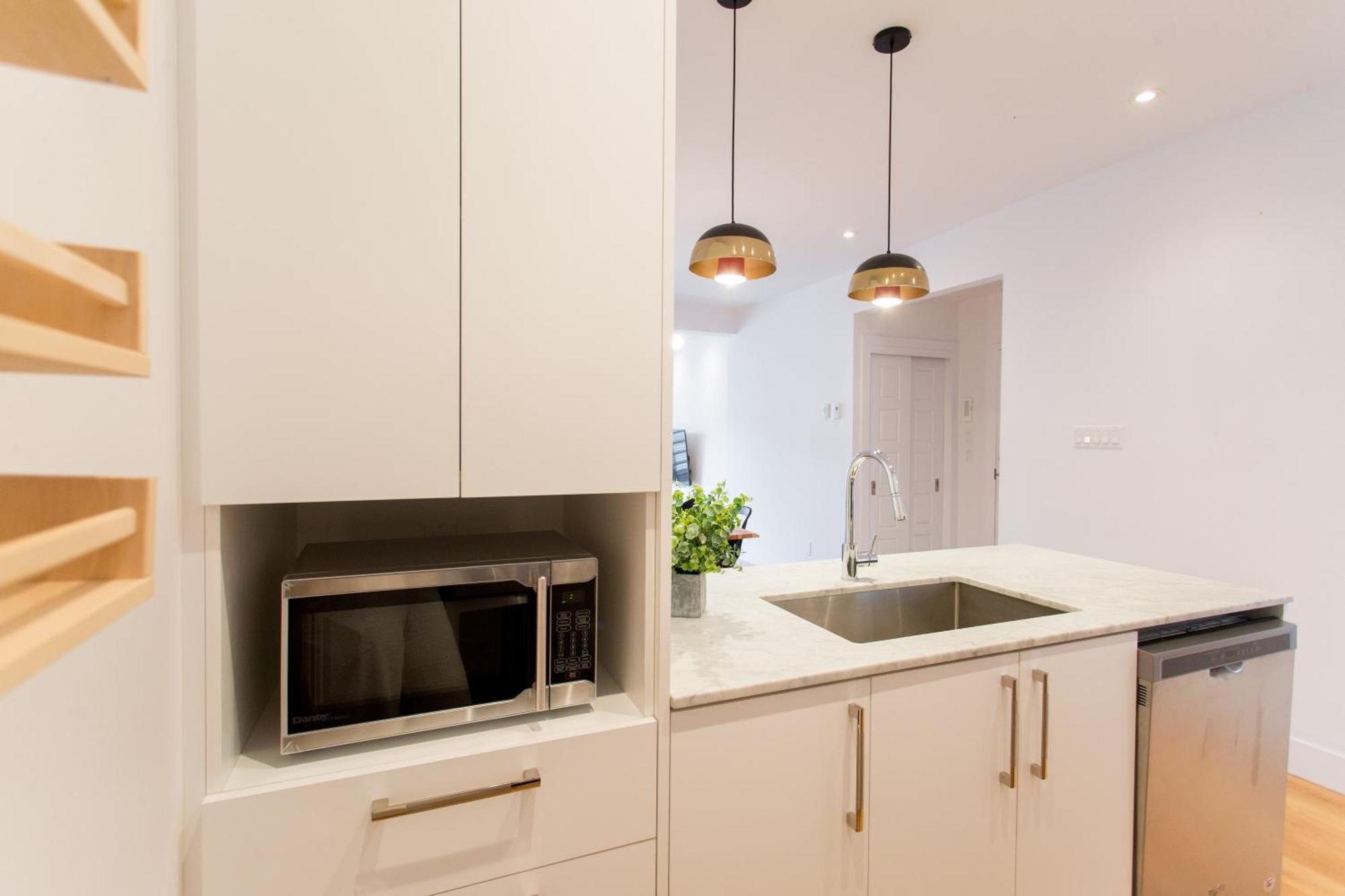 Hip, Stylish Apartment In Little Italy By Den Stays A Montreal Bilik gambar