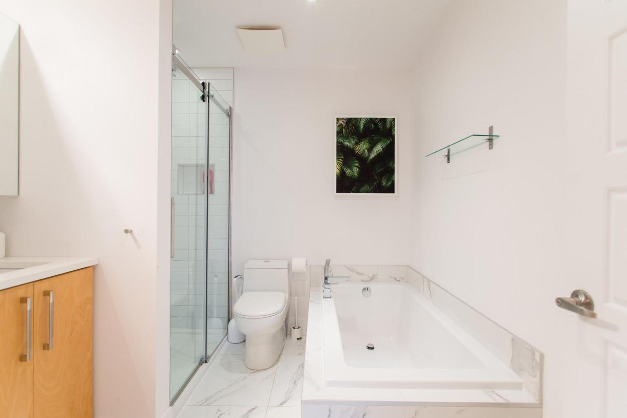 Hip, Stylish Apartment In Little Italy By Den Stays A Montreal Bilik gambar