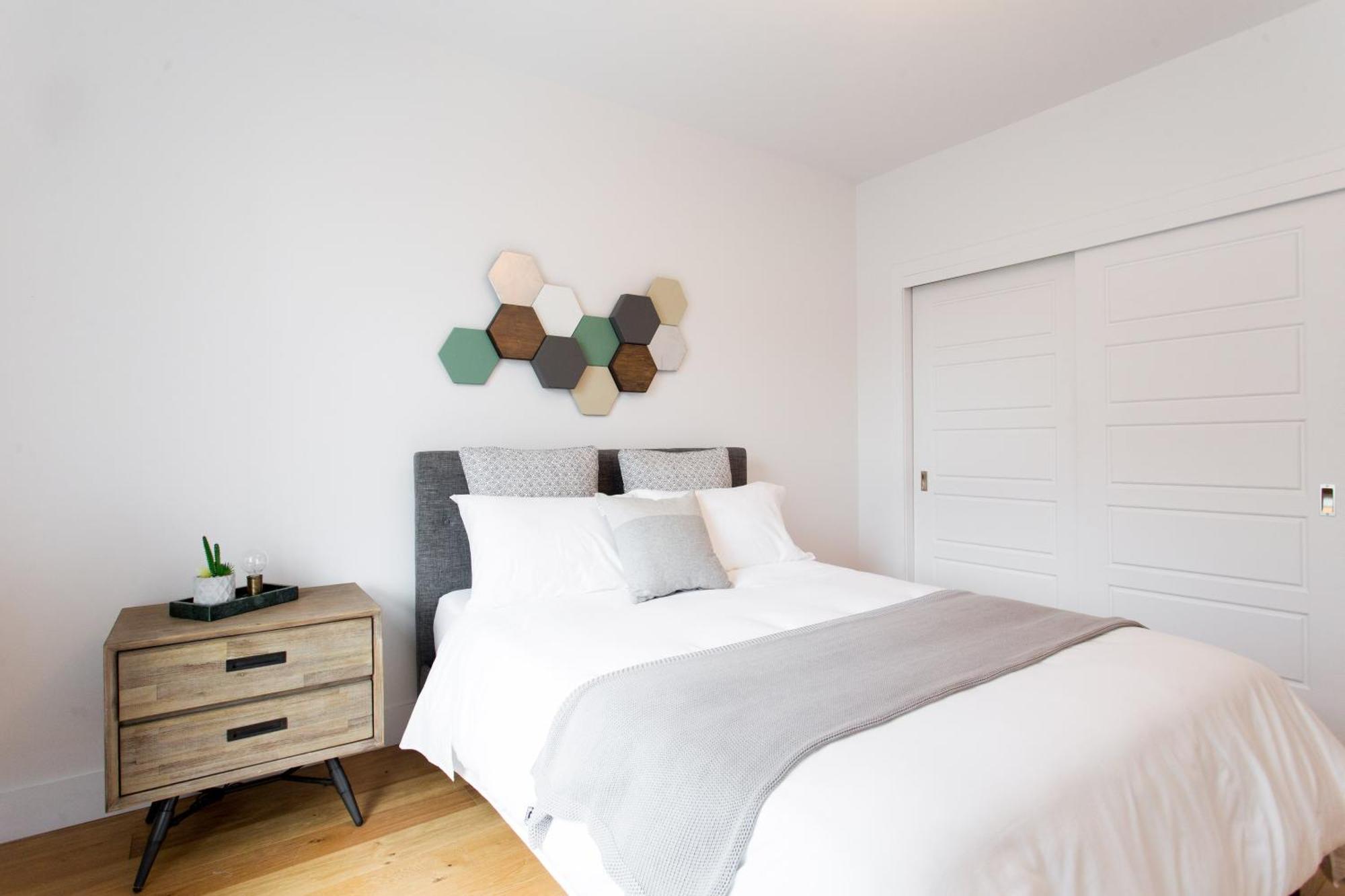Hip, Stylish Apartment In Little Italy By Den Stays A Montreal Bilik gambar