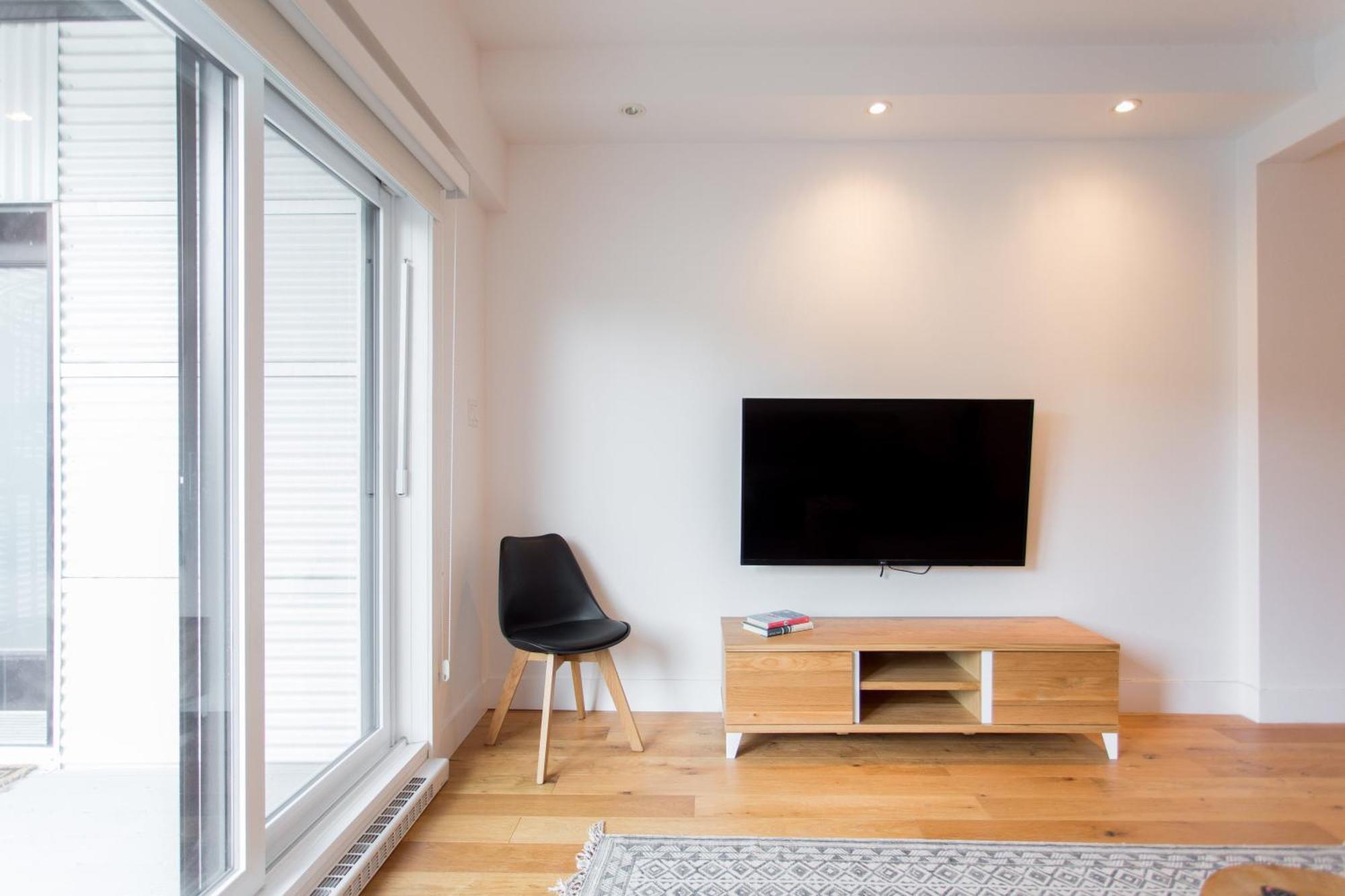 Hip, Stylish Apartment In Little Italy By Den Stays A Montreal Bilik gambar