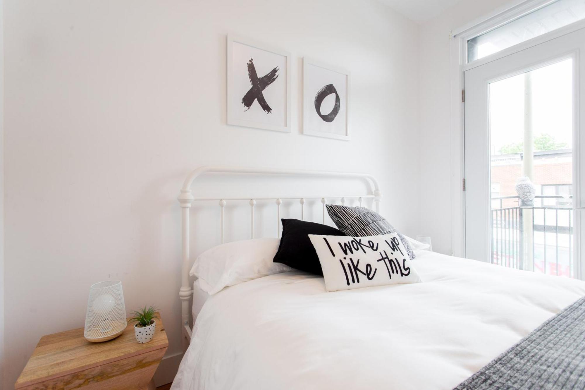 Hip, Stylish Apartment In Little Italy By Den Stays A Montreal Bilik gambar