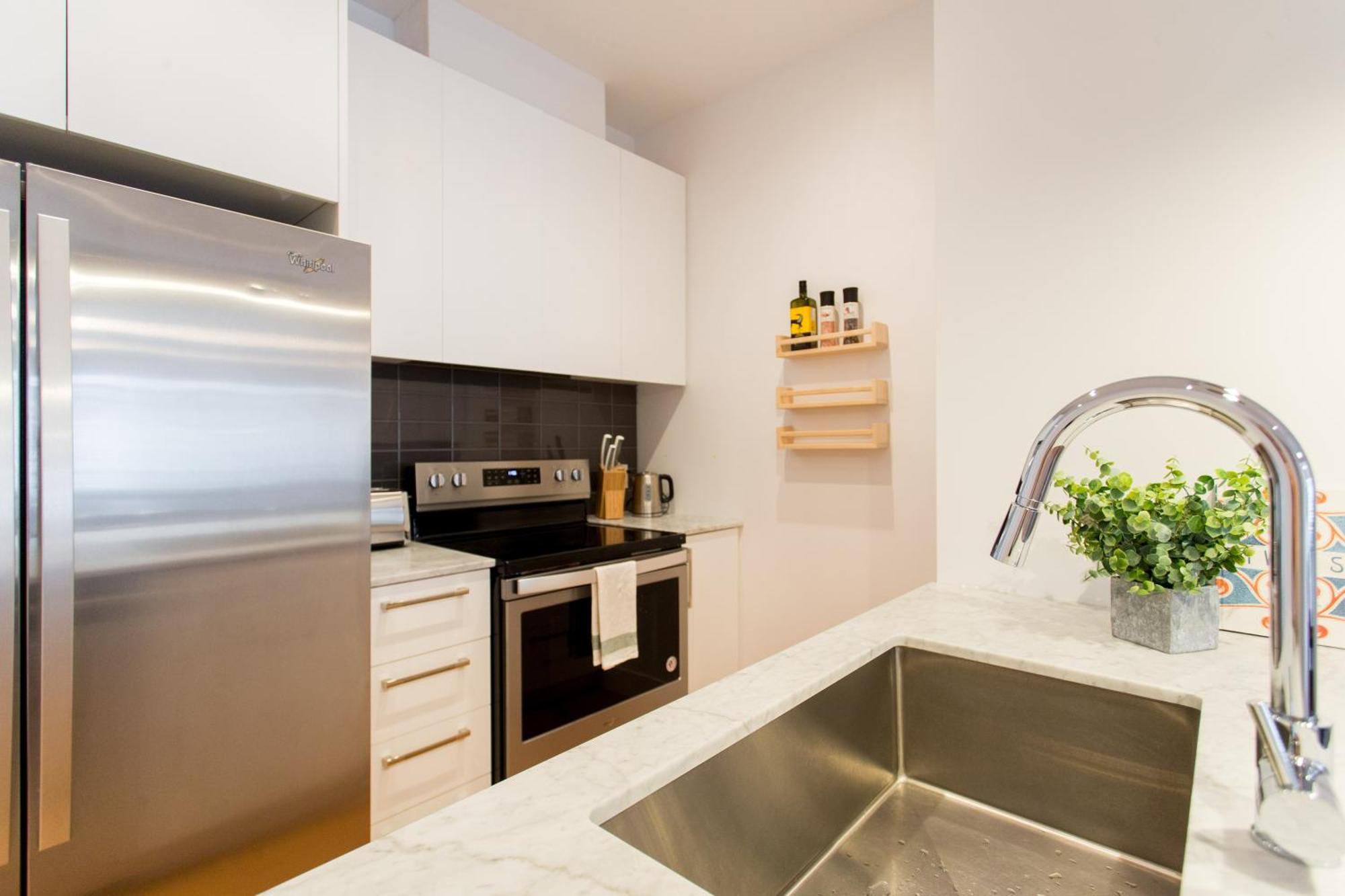 Hip, Stylish Apartment In Little Italy By Den Stays A Montreal Bilik gambar